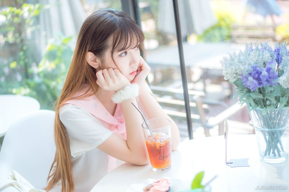 “嗯，家父最近身体不适，妾身明日想回娘家一趟。”美妇有些为难的看向刘璝，毕竟自己夫君久在军中，难得回来，自己却不能够陪伴左右，心中有些愧疚。